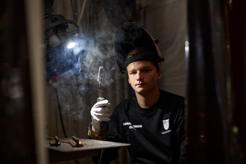 Två elever i industrilokalerna på Lagman.