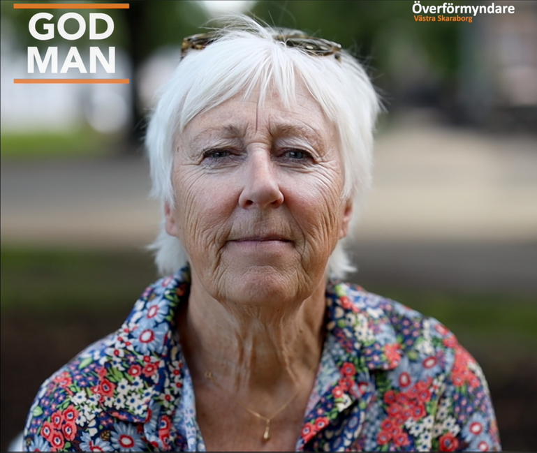 Porträttbild på en vithårig kvinna. Texten god man.